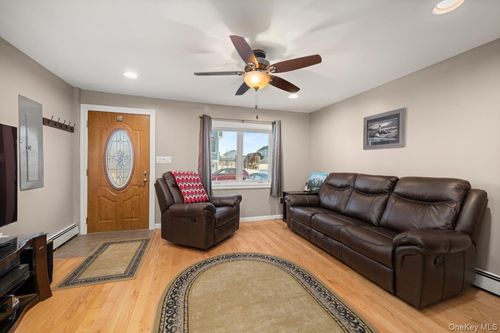 33 W 11th Rd, Broad Channel, NY, 11693-1115 | Card Image