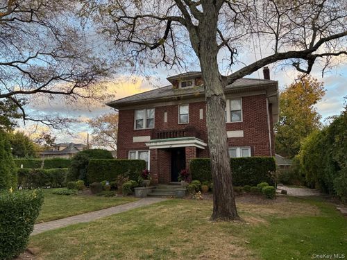 365 Broadway, Lawrence, NY, 11559-1804 | Card Image