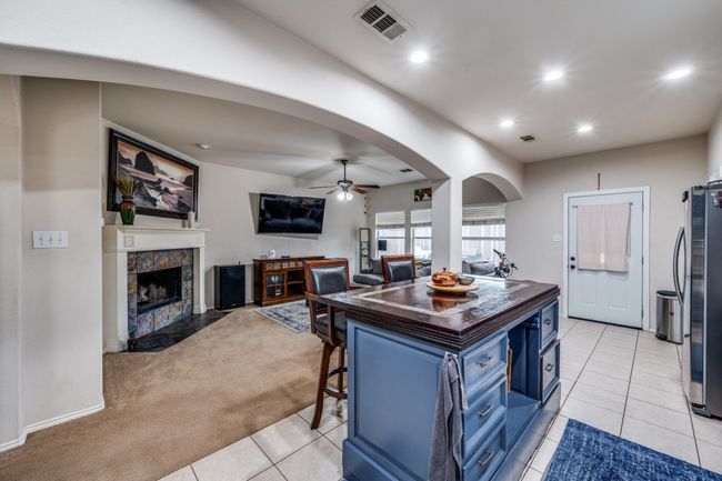 Island breakfast bar & Family room | Image 6