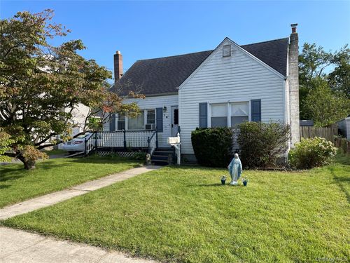 16 Heathcote Road, Babylon, NY, 11757 | Card Image