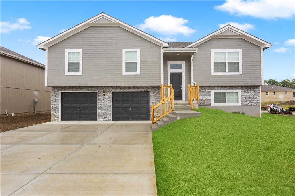 Burns Cir, Oak Grove, MO 64075