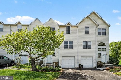 2020 Daybreak Cir, HARRISBURG, PA, 17110-9294 | Card Image