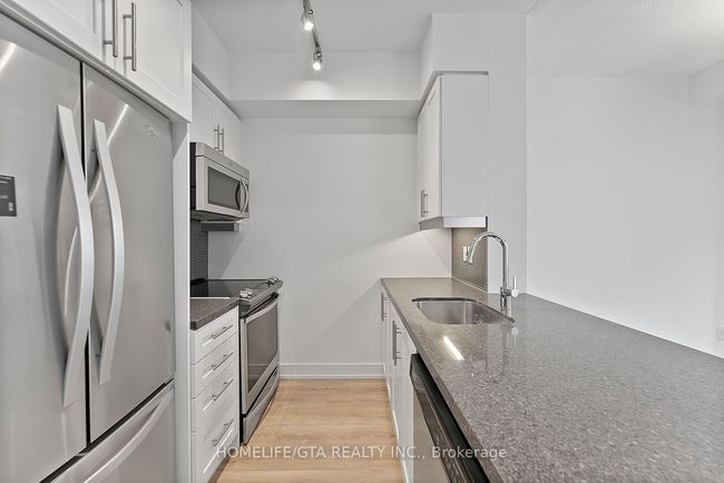 215 - 525 Adelaide St W, Condo with 3 bedrooms, 2 bathrooms and 1 parking in Toronto ON | Image 6