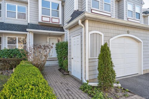 13 Parkridge Ct, Huntington, NY, 11743-3671 | Card Image