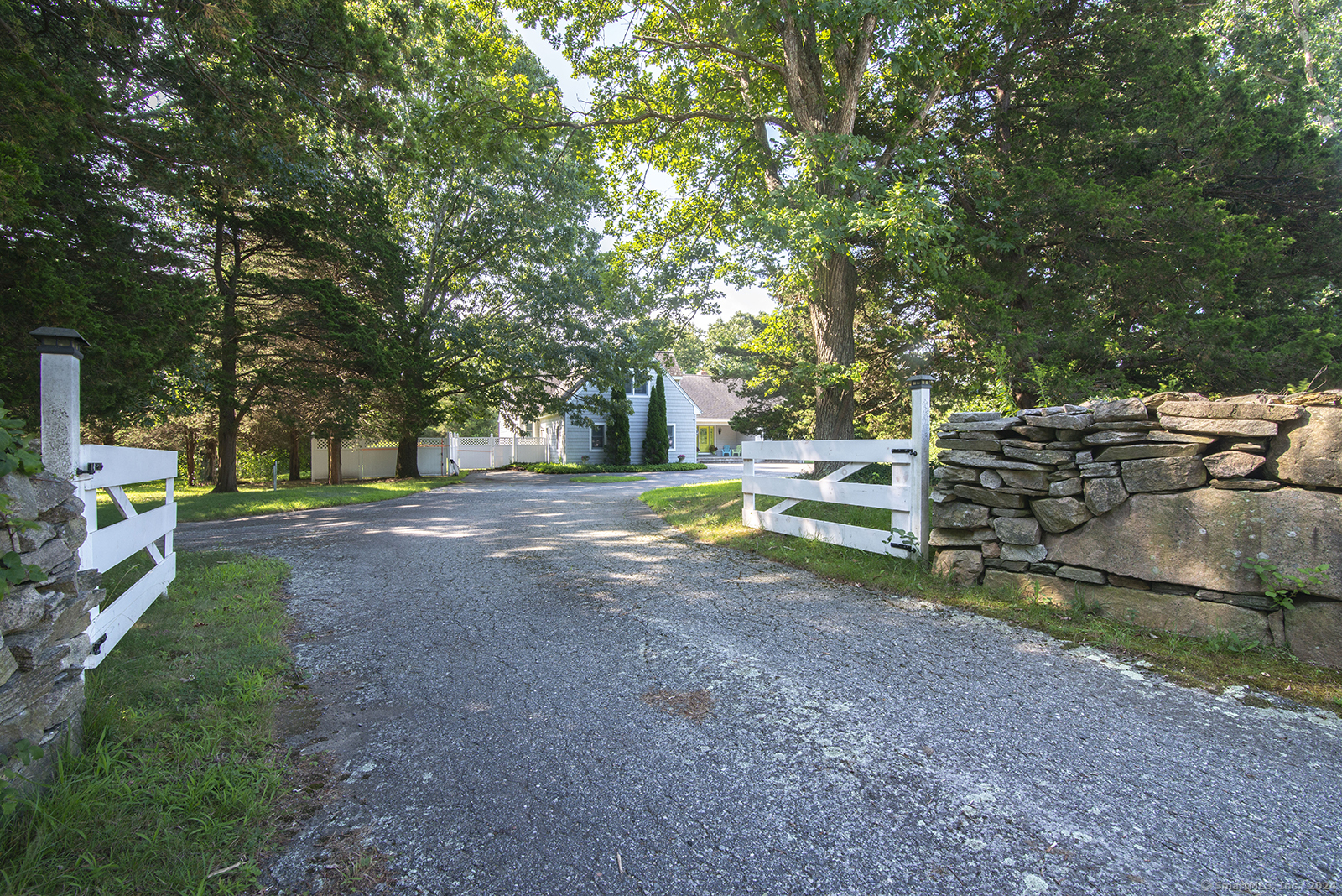 Pequot Trl, Stonington, CT 06378