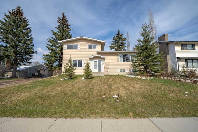 4448 Brentwood Green Nw, Home with 4 bedrooms, 1 bathrooms and 2 parking in Calgary AB | Image 2