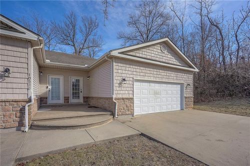 10538 E 45th Ter, Kansas City, MO, 64133-7803 | Card Image