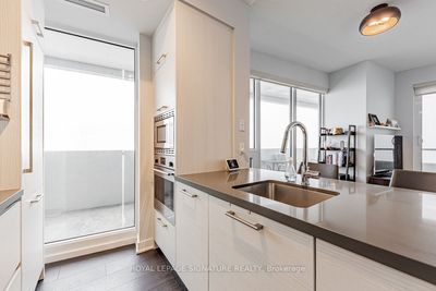 2309 - 2221 Yonge St, Condo with 2 bedrooms, 2 bathrooms and 1 parking in Toronto ON | Image 3