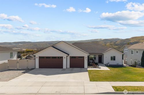 885 Autumn Crest Dr, Wenatchee, WA, 98801-3889 | Card Image