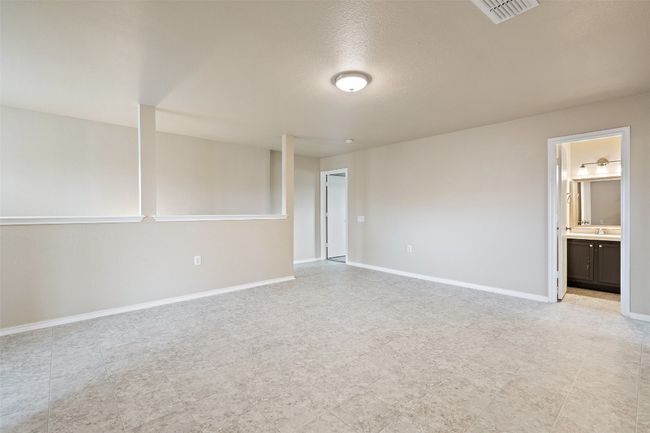 Unfurnished room with baseboards | Image 17