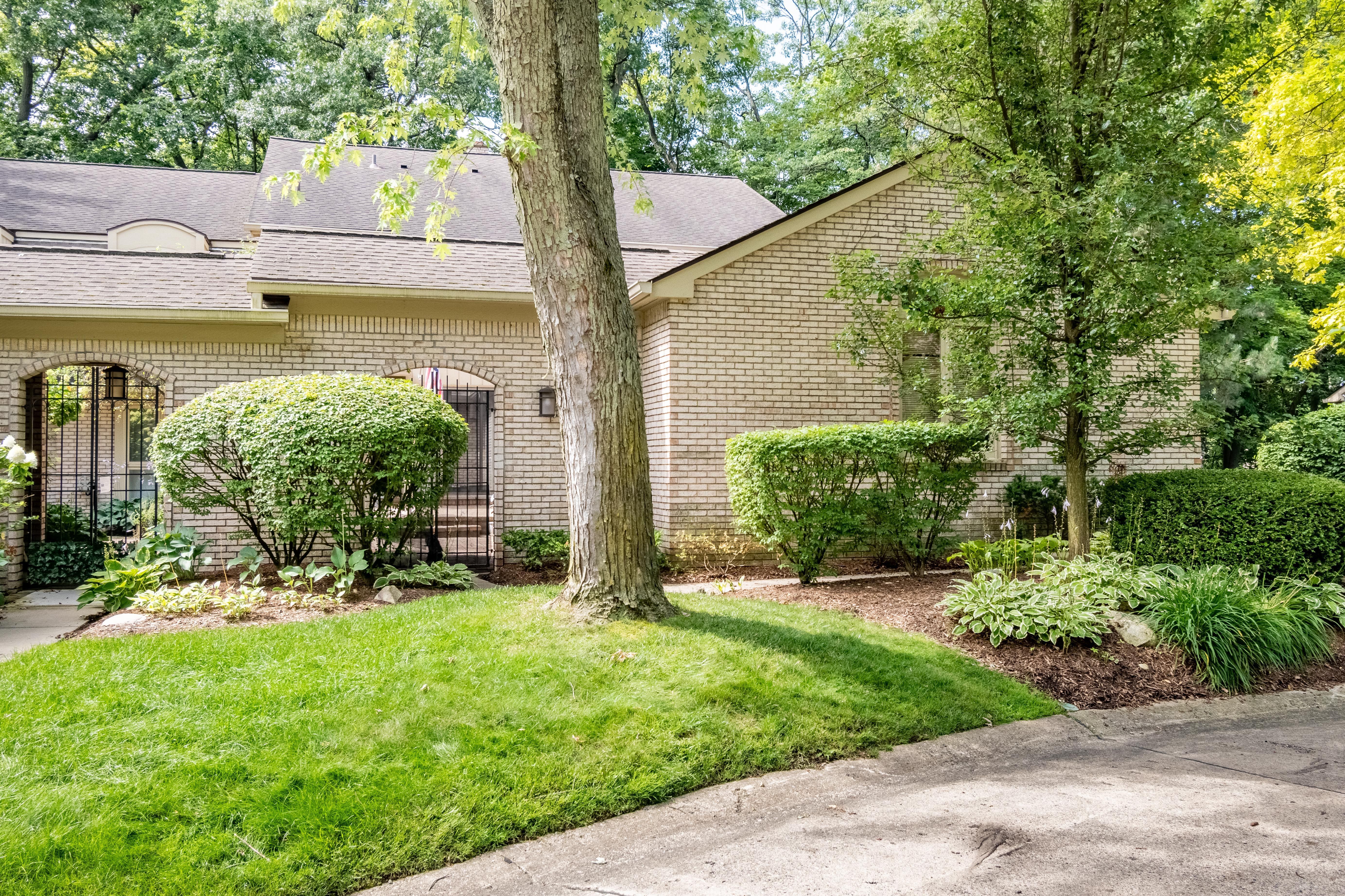 Glenpointe Ct, Bloomfield Hills, MI 48304