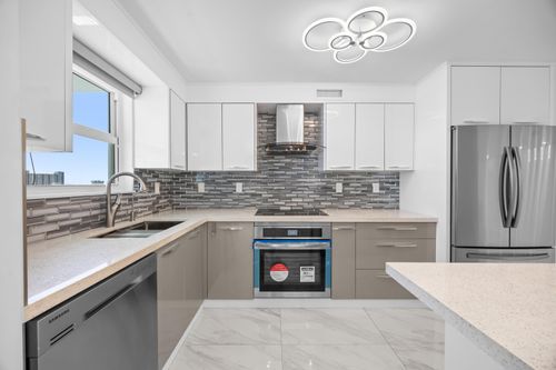 914-137 Golden Isles Dr, Hallandale Beach, FL, 33009-5886 | Card Image