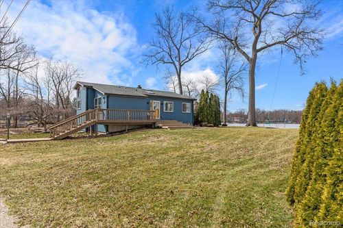 3965 Burnet Rd, Commerce Twp, MI, 48382-1838 | Card Image