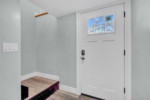 39 Roosevelt Blvd, East Patchogue, NY, 11772-5938 | Card Image