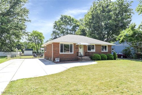 6713 Mackenzie Rd, North Olmsted, OH, 44070-4918 | Card Image