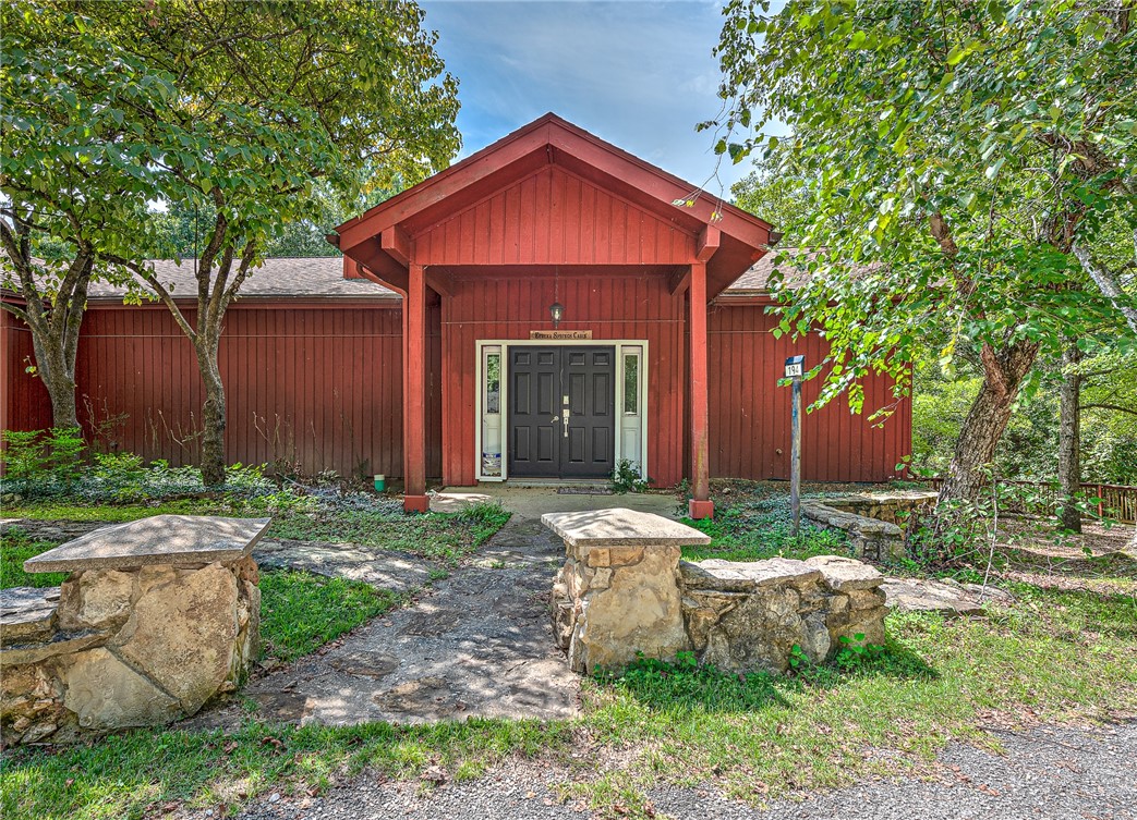 Hummingbird Ln, Eureka Springs, AR 72632