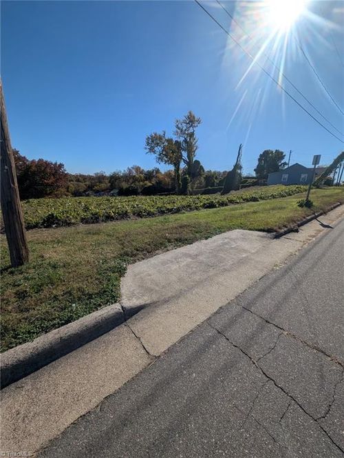 115 N Harris St, Reidsville, NC, 27320-2911 | Card Image