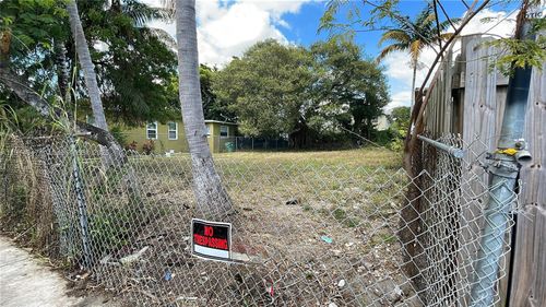 1255 Nw 60th St, Miami, FL, 33142-8206 | Card Image