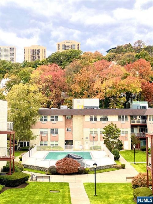 1111 River Rd, Edgewater, NJ, 07020-1335 | Card Image