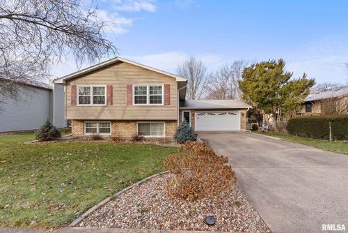 22 Highland Ct, Davenport, IA, 52803-2058 | Card Image