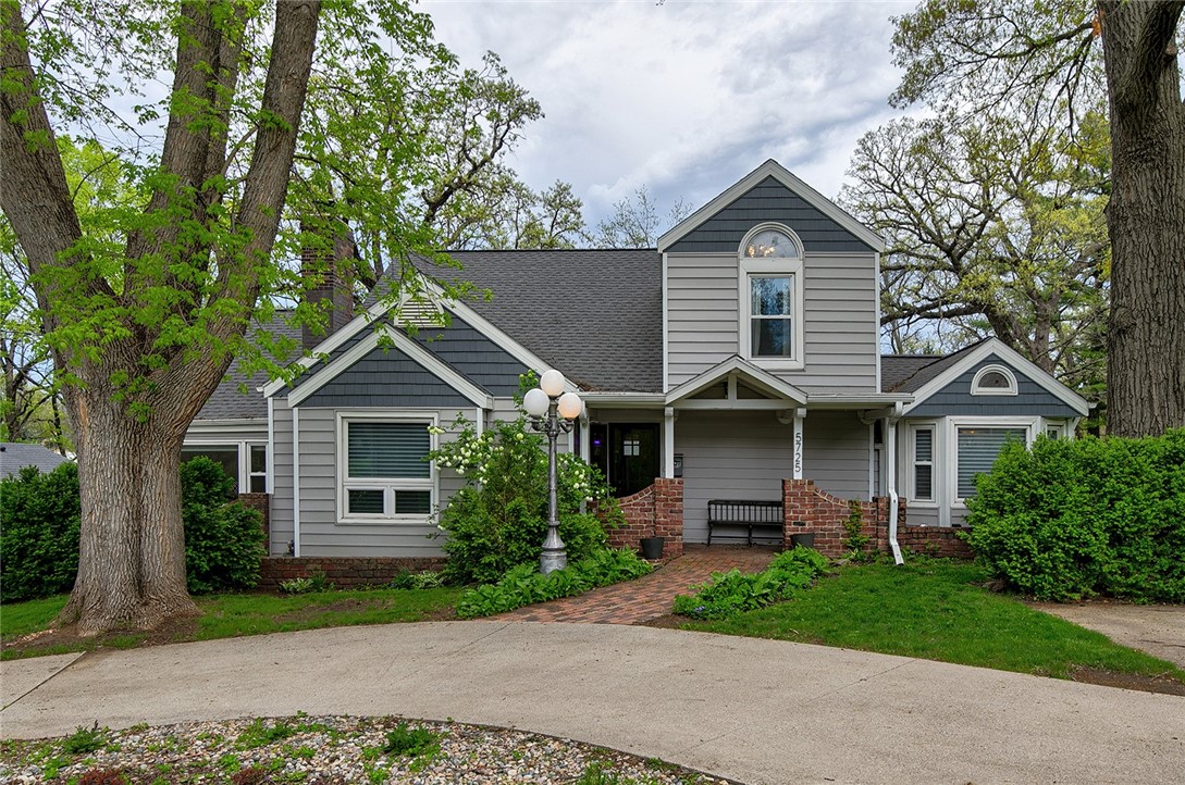 Pleasant Dr, Des Moines, IA 50312