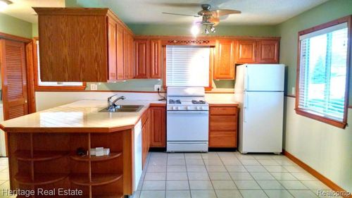 27342 Brettonwoods St, Madison Heights, MI, 48071-3210 | Card Image