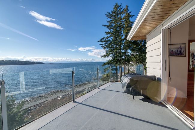 6437 Sunshine Coast Highway, House other with 5 bedrooms, 3 bathrooms and 4 parking in Sechelt BC | Image 9