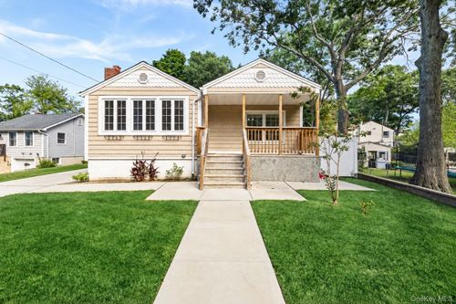 271 Adirondack Dr, Selden, NY, 11784-3754 | Card Image