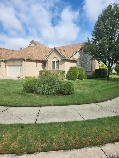 30119 Indianwood Drive, Condo with 2 bedrooms, 2 bathrooms and null parking in Chesterfield Twp MI | Image 2