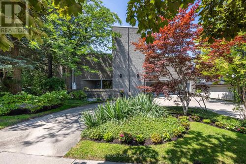 10 Penwood Cres, North York, ON, M3B2B9 | Card Image