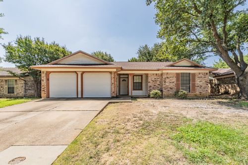 214 Kalmia Dr, Arlington, TX, 76018-1633 | Card Image