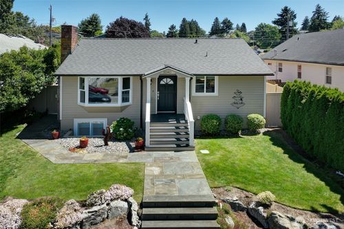 3040 48th Ave Sw, Seattle, WA, 98116-2910 | Card Image