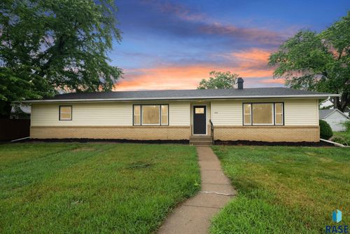 206 W Hemlock St, Beresford, SD, 57004-1720 | Card Image