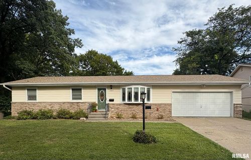 2407 2nd St, Moline, IL, 61265-7702 | Card Image