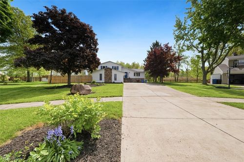 5565 Pin Oak Cir, Sheffield Village, OH, 44054-2416 | Card Image