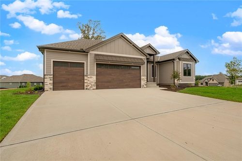 13548 Terrace Park Dr, Parkville, MO, 64152-5506 | Card Image