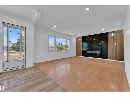 8104 135 Ave Nw, Edmonton, AB, T5C2H4 | Card Image