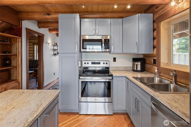 Timeless color on the cabinets that pairs nicely with the stainless steel and black appliances, that all stay with the home. | Image 17