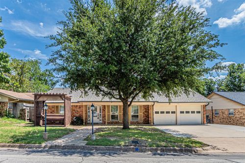 952 Charleston Dr, Bedford, TX, 76022-7604 | Card Image