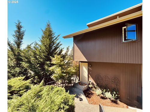 2261 Ridgeway Dr, Eugene, OR, 97401-6554 | Card Image