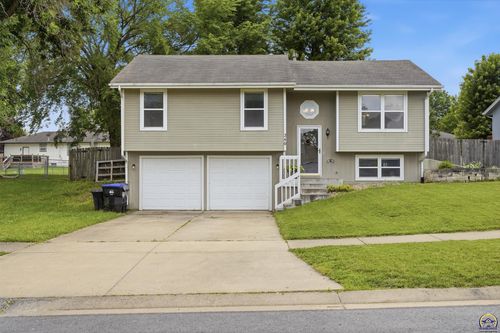 240 E Park Dr, Auburn, KS, 66402-9343 | Card Image