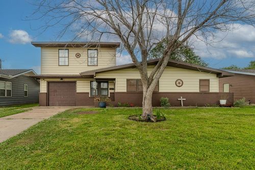 711 S 6th St, Nederland, TX, 77627-2623 | Card Image