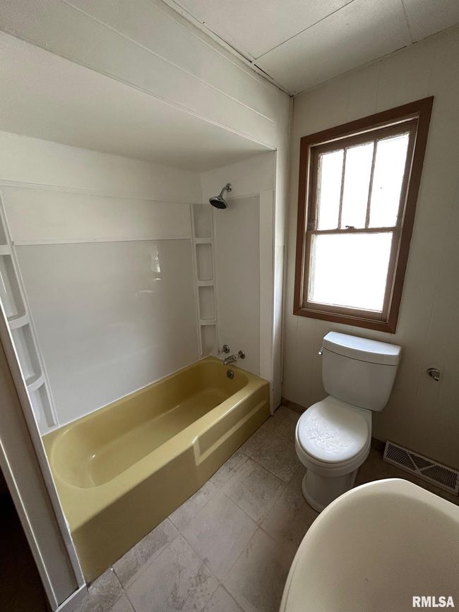 1020 N Walnut St, House other with 2 bedrooms, 1 bathrooms and null parking in Springfield IL | Image 6