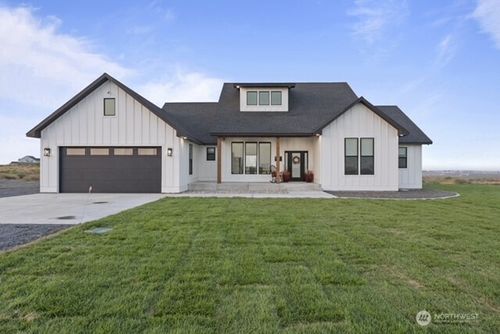 215 Desert Hills Loop Se, Moses Lake, WA, 98837-8591 | Card Image