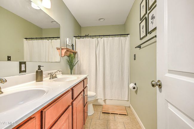 517 W Glade St, House other with 3 bedrooms, 3 bathrooms and null parking in Glade Spring VA | Image 25