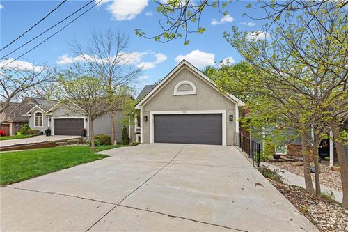 551 Nw North Shore Dr, Lake Waukomis, MO, 64151-1451 | Card Image