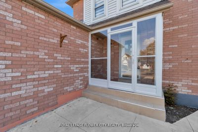 32 Nectarine Cres, House other with 3 bedrooms, 3 bathrooms and 4 parking in Brampton ON | Image 3