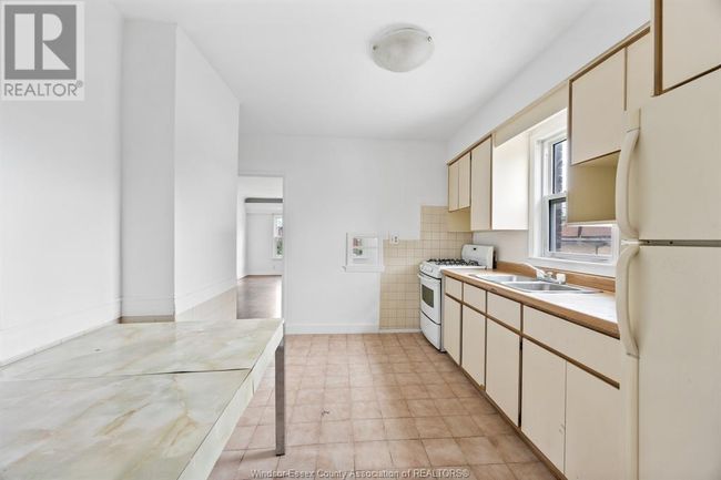 1056 Shepherd St E, Home with 3 bedrooms, 2 bathrooms and null parking in Windsor ON | Image 5