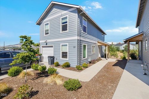 221 Dano Dr, Phoenix, OR, 97535-7720 | Card Image