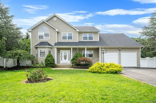 18 Woodridge Lane, Brookhaven, NY, 11727 | Card Image